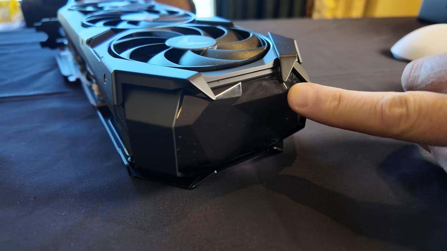 红魔降临：撼讯 RX 9070 XT Red Devil 官图放出
