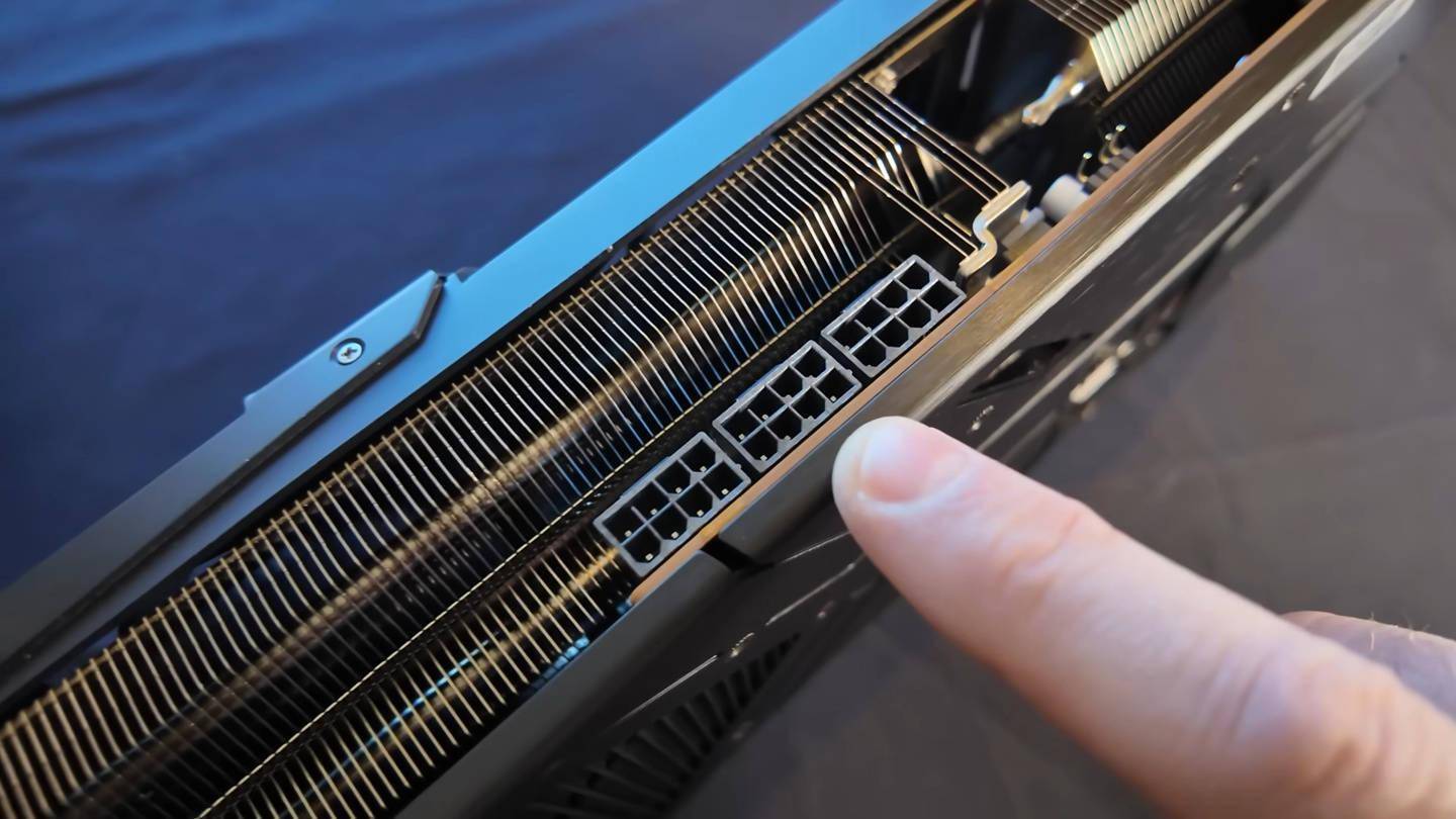 红魔降临：撼讯 RX 9070 XT Red Devil 官图放出