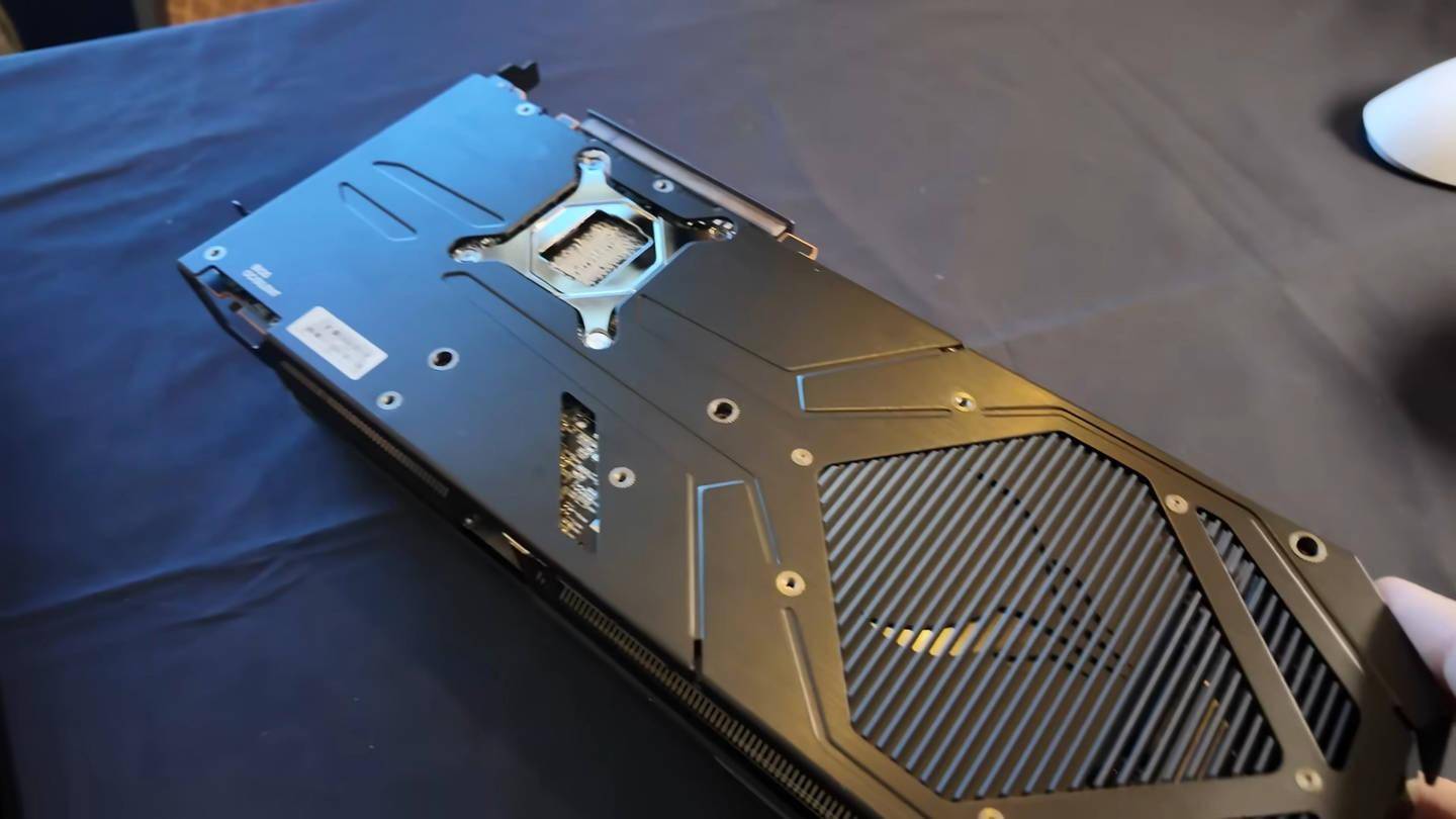 红魔降临：撼讯 RX 9070 XT Red Devil 官图放出