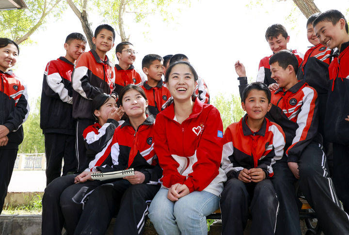 雪莲绽放新时代 团结奋斗谱新篇——以习近平同志为核心的党中央情系天山儿女引领新疆发展纪实