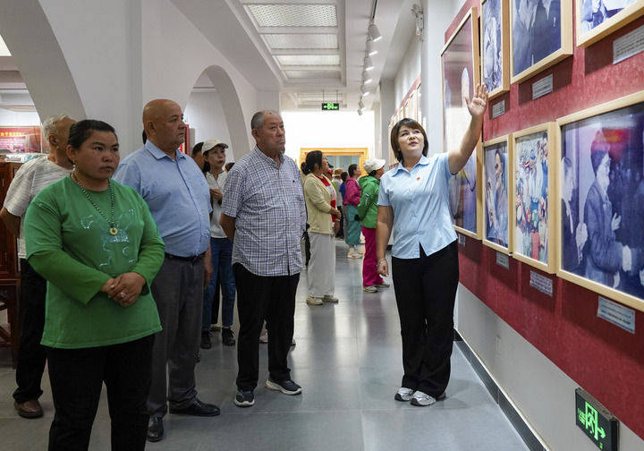 雪莲绽放新时代 团结奋斗谱新篇——以习近平同志为核心的党中央情系天山儿女引领新疆发展纪实