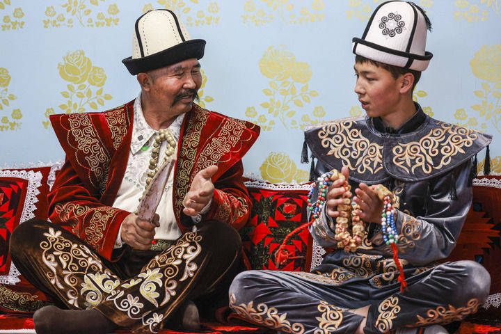 雪莲绽放新时代 团结奋斗谱新篇——以习近平同志为核心的党中央情系天山儿女引领新疆发展纪实