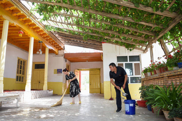 雪莲绽放新时代 团结奋斗谱新篇——以习近平同志为核心的党中央情系天山儿女引领新疆发展纪实