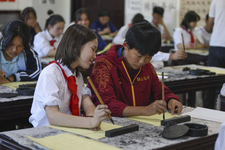 雪莲绽放新时代 团结奋斗谱新篇——以习近平同志为核心的党中央情系天山儿女引领新疆发展纪实