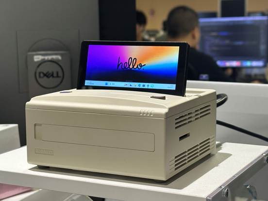 自带屏幕的潮酷迷你主机:AYANEO Retro Mini PC AM01S