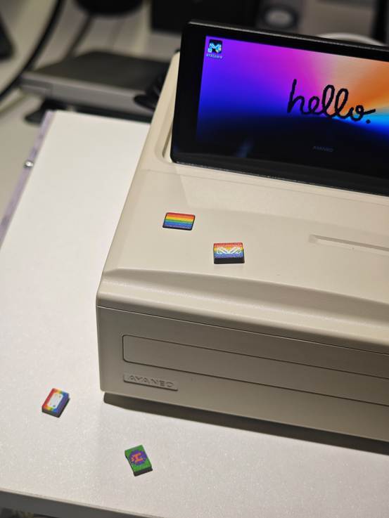 自带屏幕的潮酷迷你主机:AYANEO Retro Mini PC AM01S