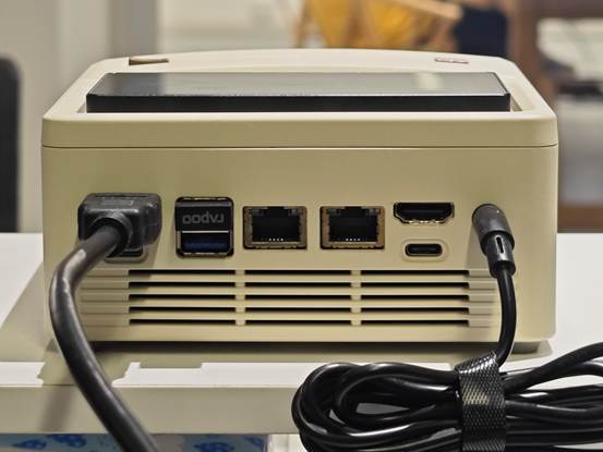 自带屏幕的潮酷迷你主机:AYANEO Retro Mini PC AM01S