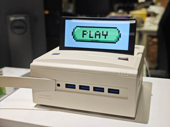 自带屏幕的潮酷迷你主机:AYANEO Retro Mini PC AM01S