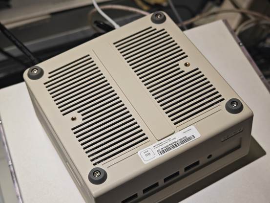 自带屏幕的潮酷迷你主机:AYANEO Retro Mini PC AM01S