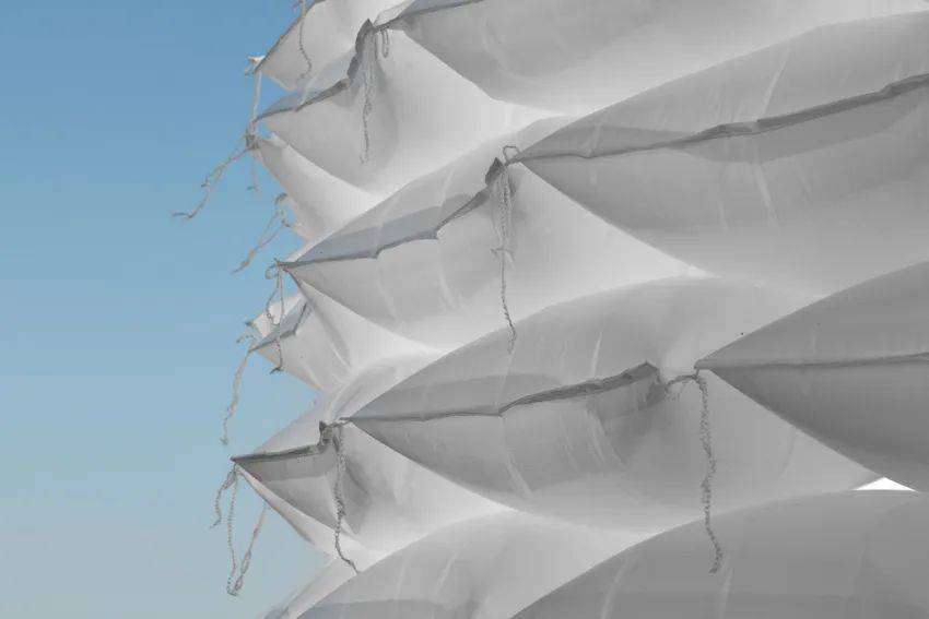 Gregory Orekhov充气沙袋装置创建了柔软的圆形路障