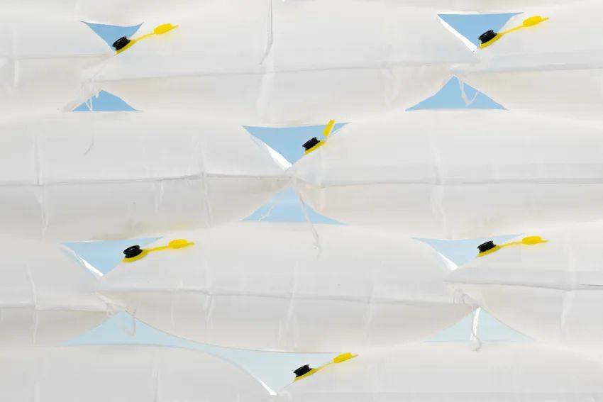 Gregory Orekhov充气沙袋装置创建了柔软的圆形路障