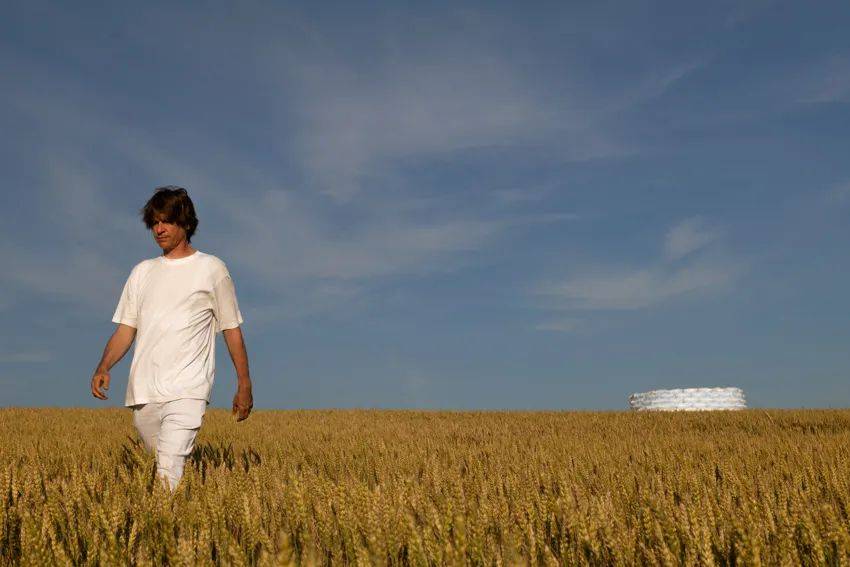 Gregory Orekhov充气沙袋装置创建了柔软的圆形路障