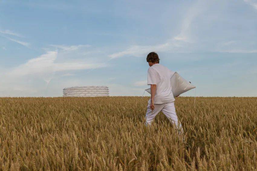 Gregory Orekhov充气沙袋装置创建了柔软的圆形路障