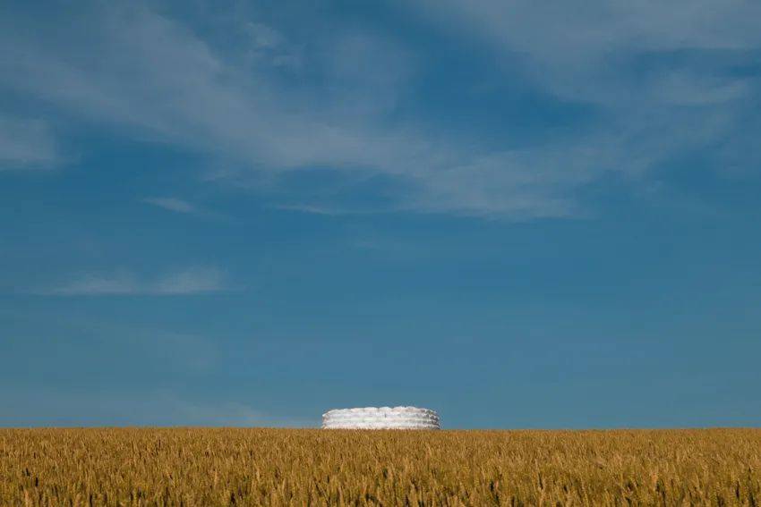 Gregory Orekhov充气沙袋装置创建了柔软的圆形路障