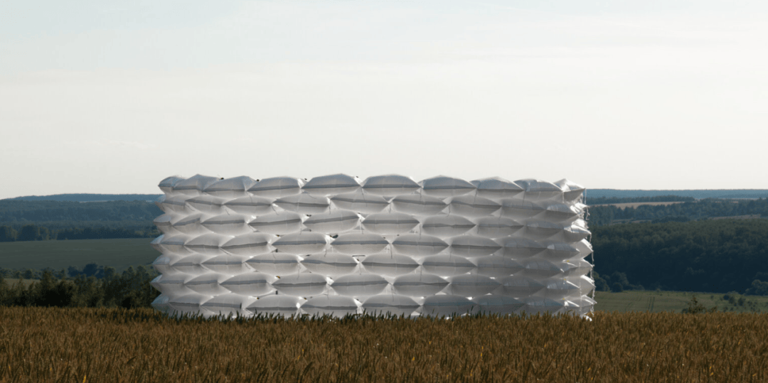 Gregory Orekhov充气沙袋装置创建了柔软的圆形路障