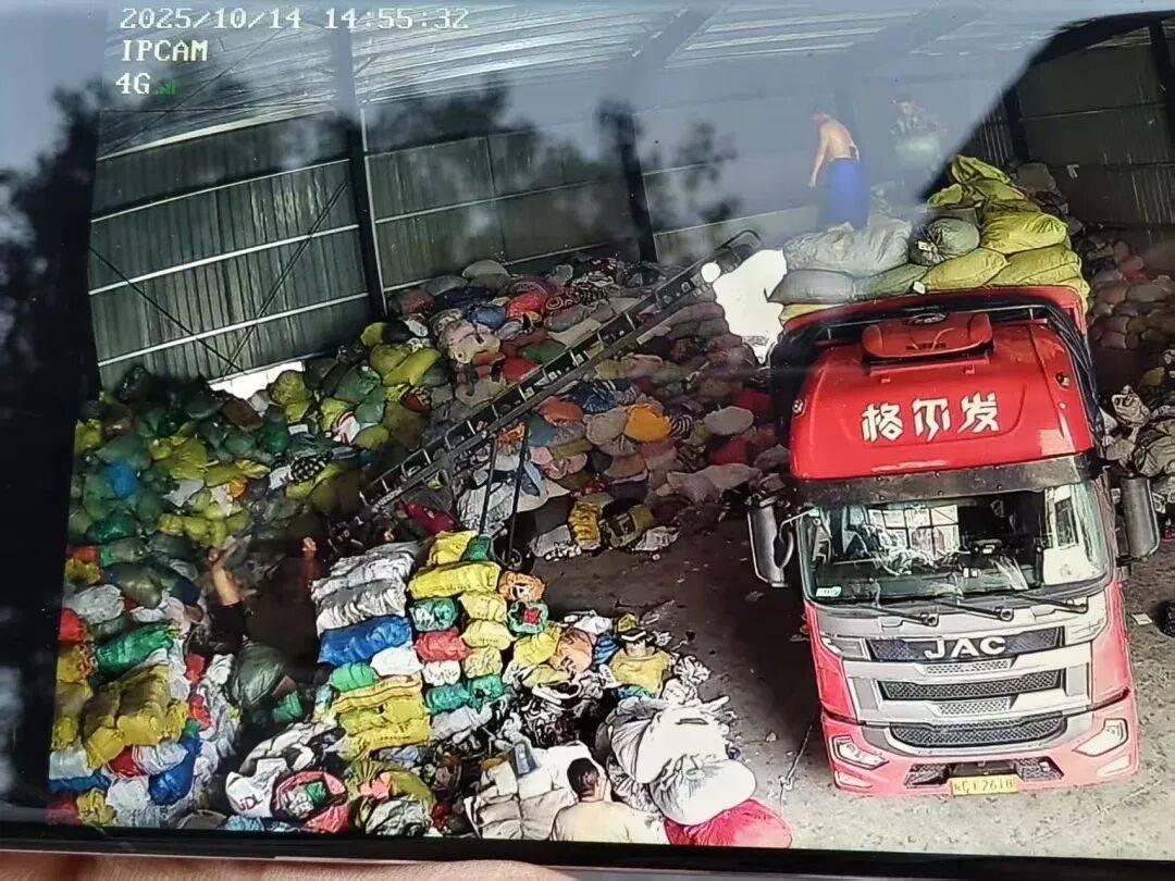 江西一女生误卖奶奶藏有13万元黄金首饰的旧衣,回收站:没安装监控没发现金器,分拣工人是临时工