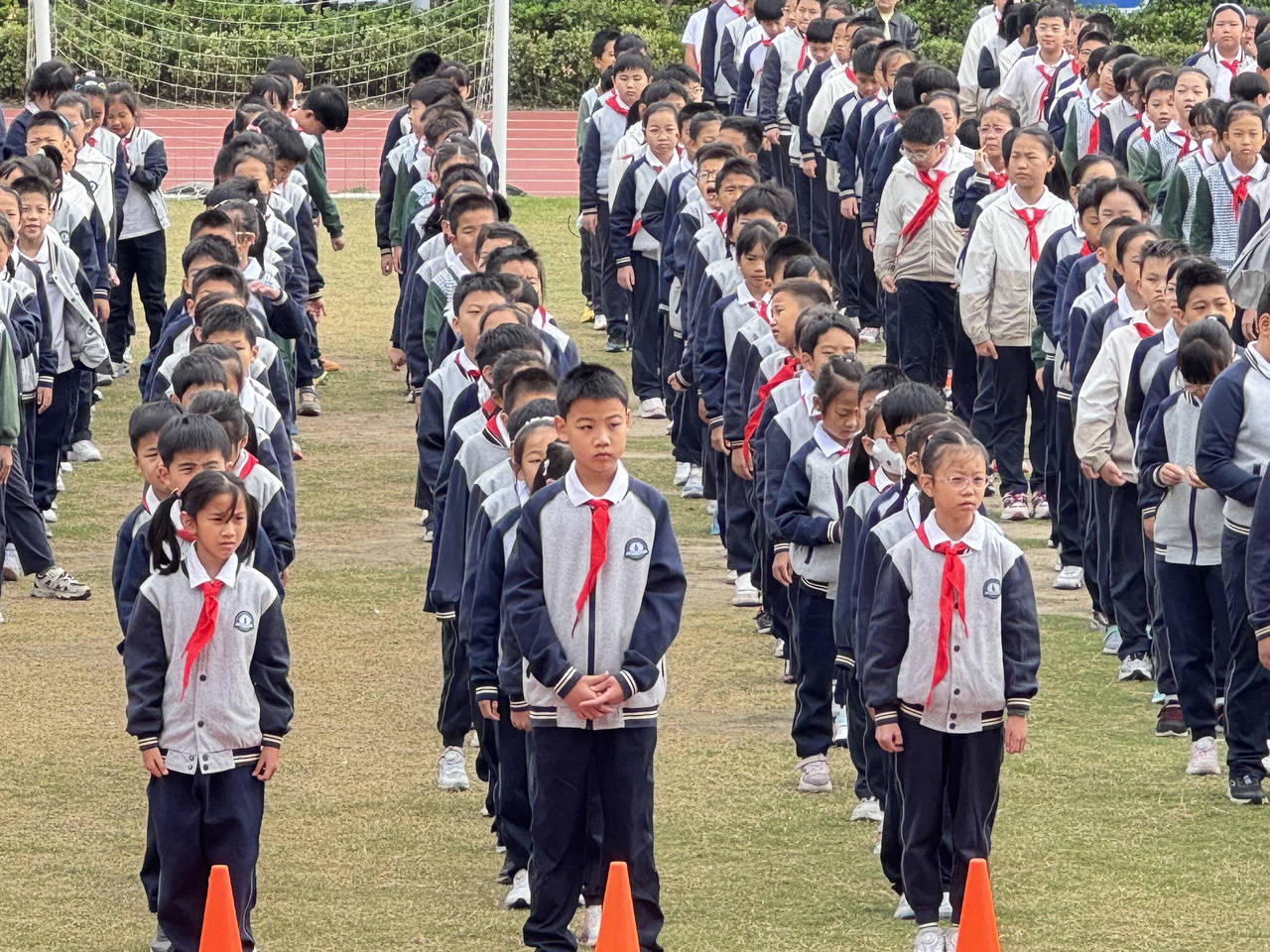 校裤秒变健美裤!今天多少浙江家长发出灵魂拷问:这天气到底给孩子穿什么?