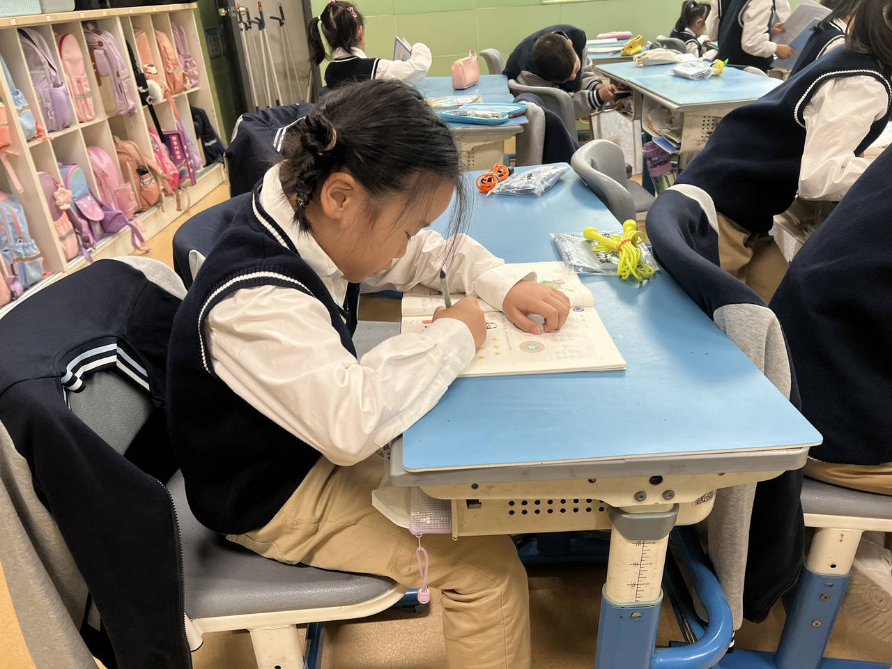 校裤秒变健美裤!今天多少浙江家长发出灵魂拷问:这天气到底给孩子穿什么?